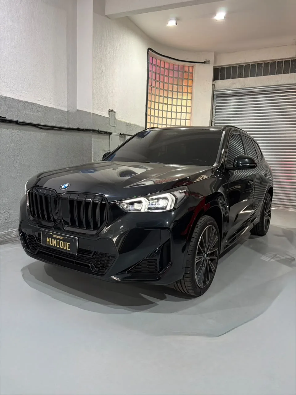 BMW SUV preta fotografada na Munique Motorsport